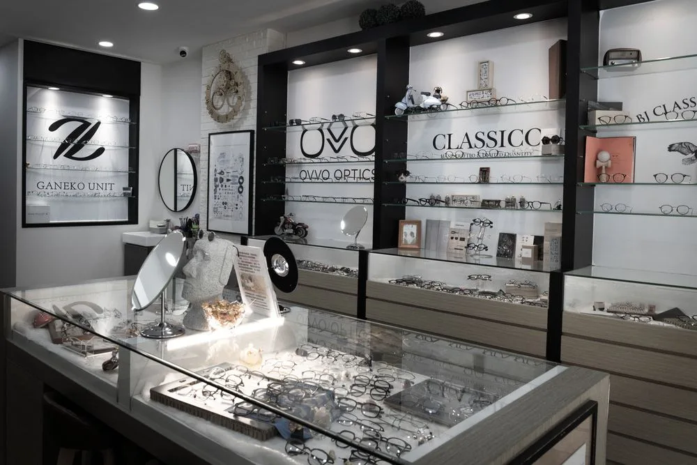 OVVO OPTICS 與 CLASSICO 品牌牆全景,中央玻璃試戴桌陳列鏡框
