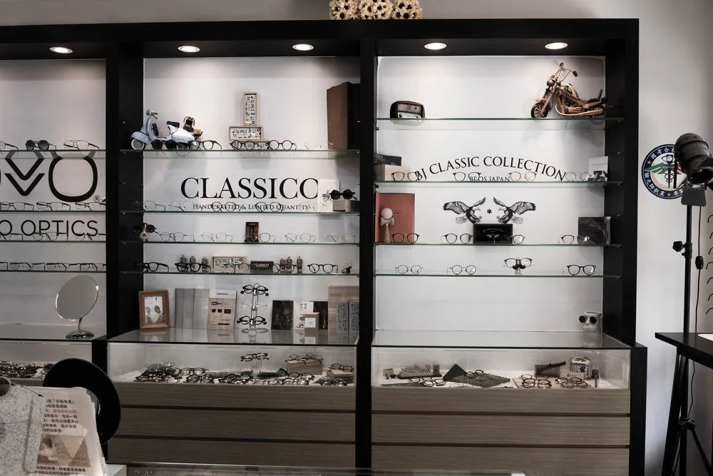 CLASSICO 與 BJ CLASSIC COLLECTION 品牌陳列牆:偉士牌模型、復古收音機等擺飾點綴
