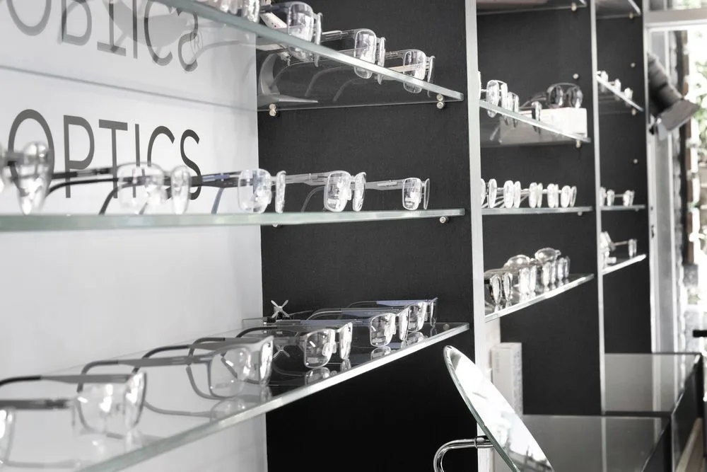 OVVO OPTICS 無框金屬鏡框逐層陳列的玻璃層架