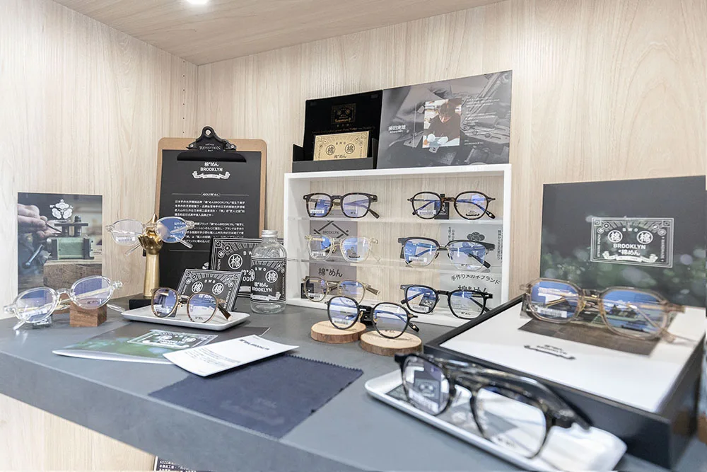 木質展示櫃上的棉めん BROOKLYN 日本手工鏡框系列與品牌故事展示