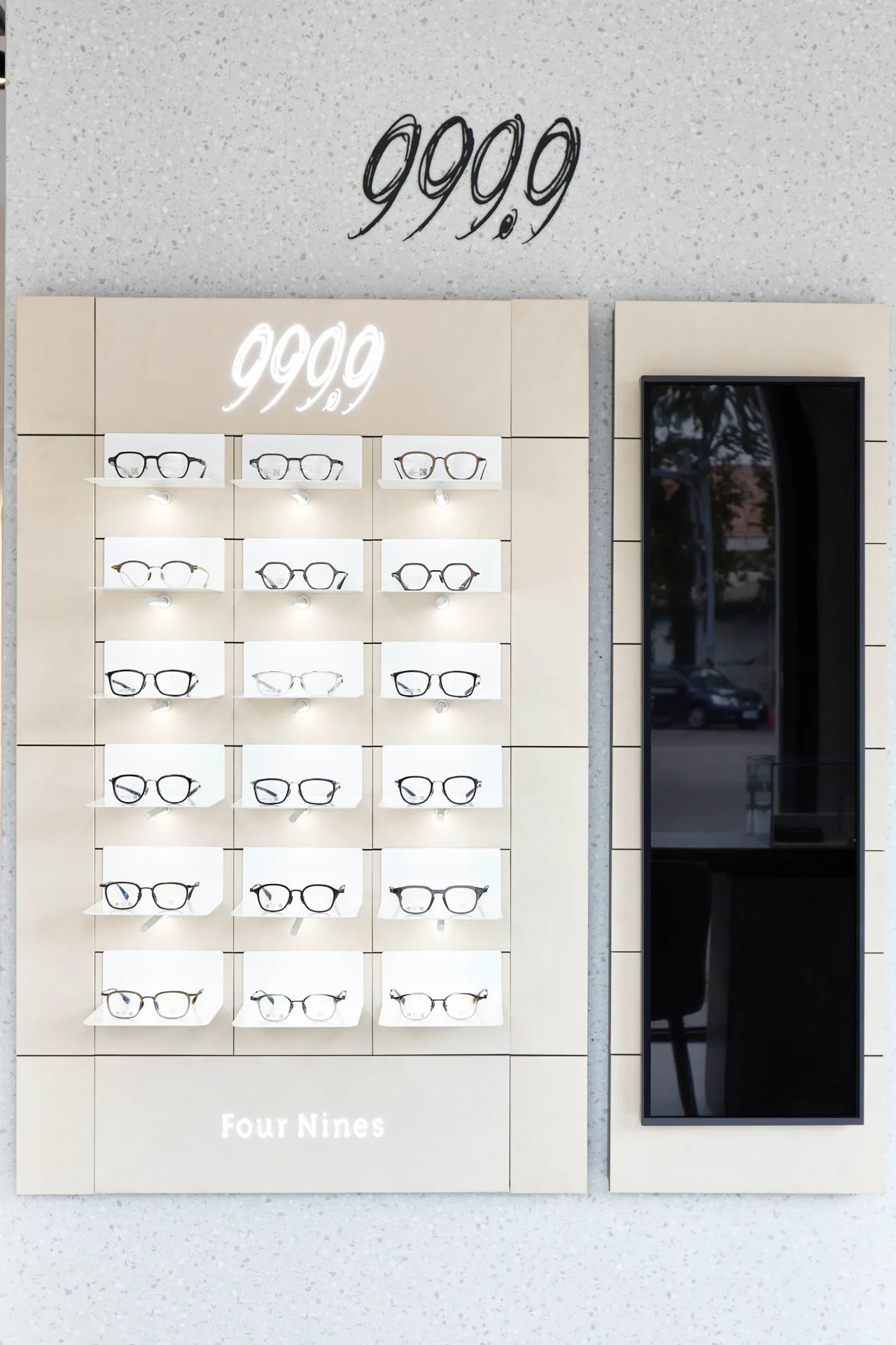 999.9（Four Nines）鏡框展示牆，六層層架逐副打光陳列