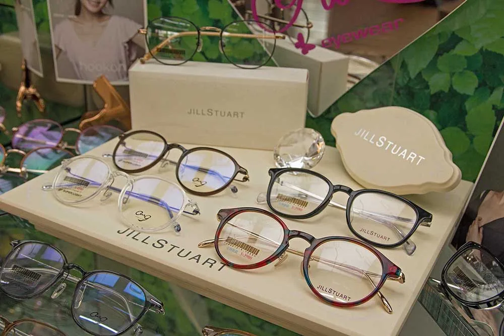 JILL STUART 品牌陳列:粉色系鏡框、品牌鏡盒與水鑽擺飾