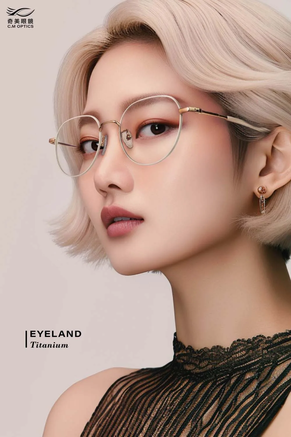 EYELAND Titanium 形象照:模特配戴米白色金屬圓框眼鏡