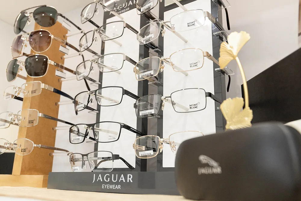 JAGUAR 與 MONTBLANC 品牌鏡框陳列架,逐副附標籤
