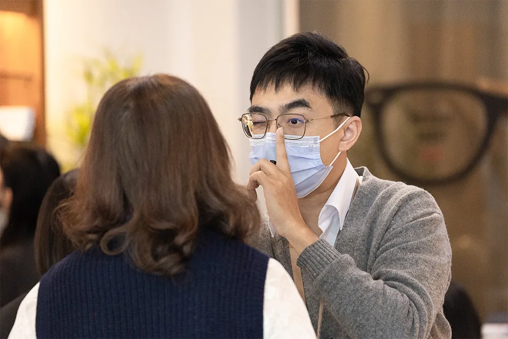 店員舉筆請顧客注視,進行視線位置確認