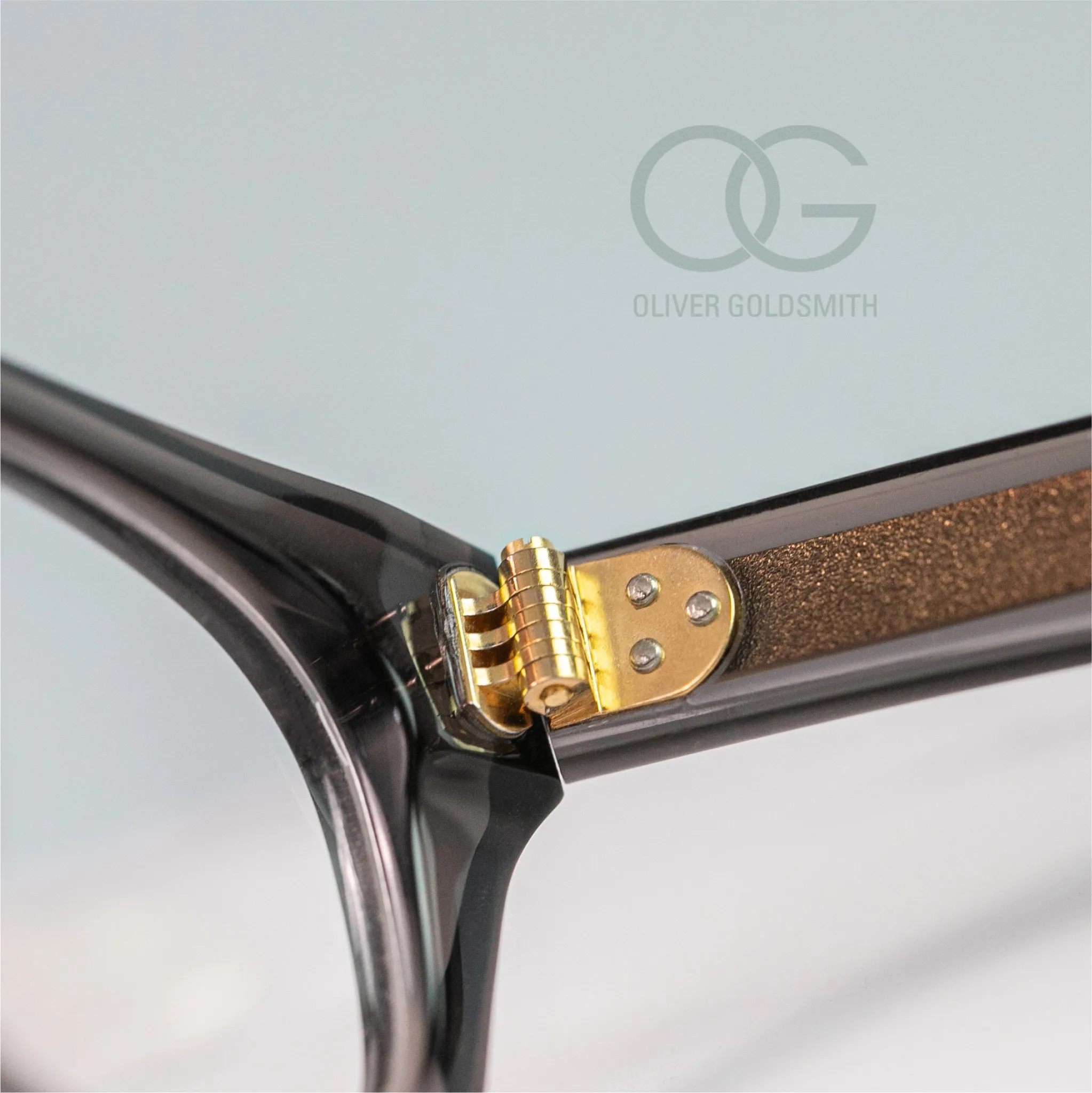 OLIVER GOLDSMITH 黃銅鉸鏈結構特寫