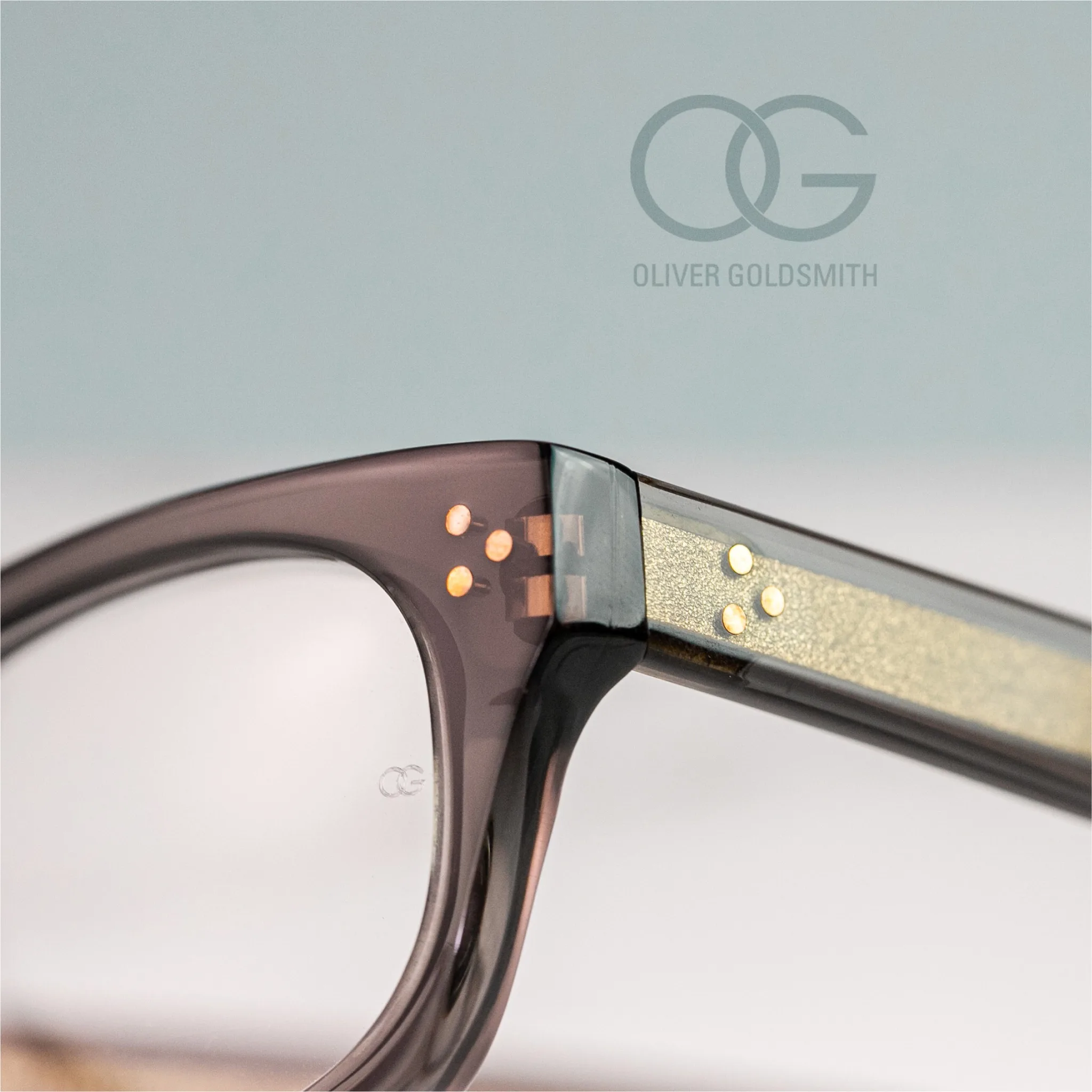 OLIVER GOLDSMITH 鏡框工藝特寫：鏡身與鏡腳的三點金屬鉚釘