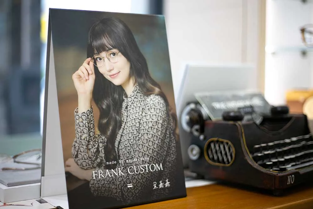 FRANK CUSTOM 品牌形象立牌，一旁擺著復古打字機