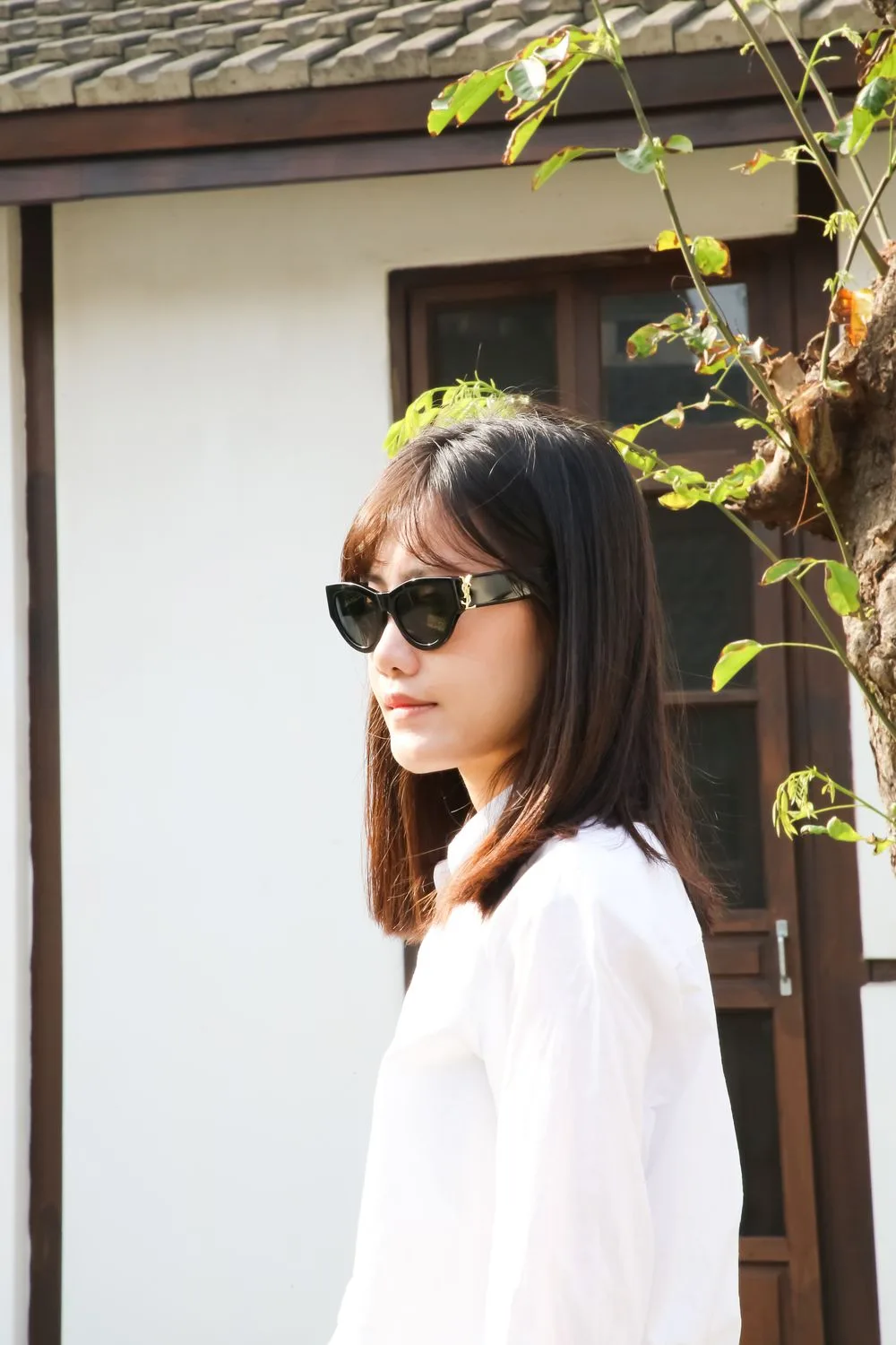 戴貓眼太陽眼鏡的女生