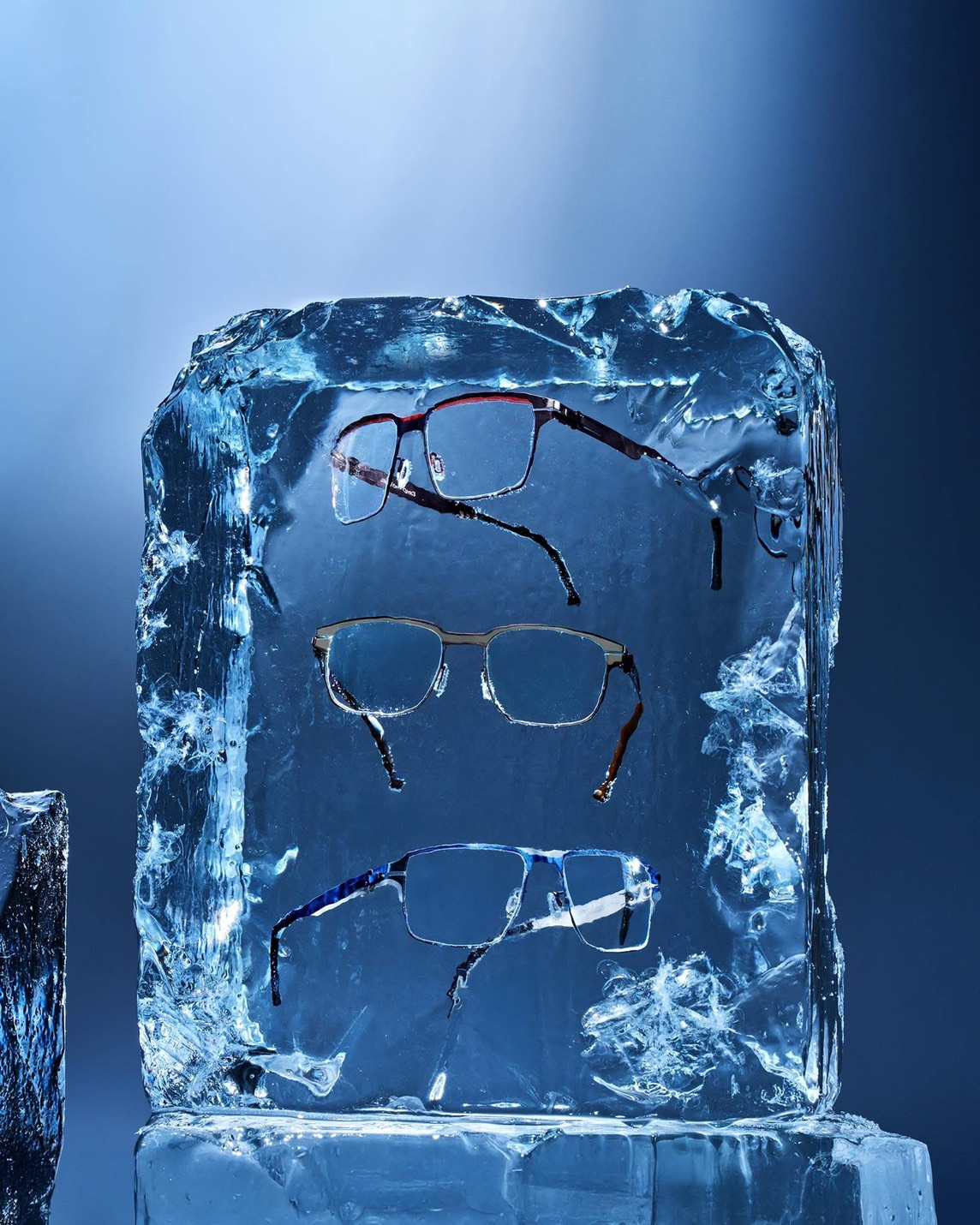 OVVO OPTICS 三副鏡框凍在冰塊中的形象照