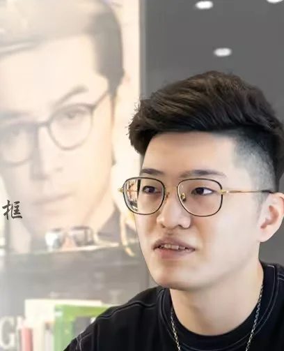 主理人與顧客諮詢