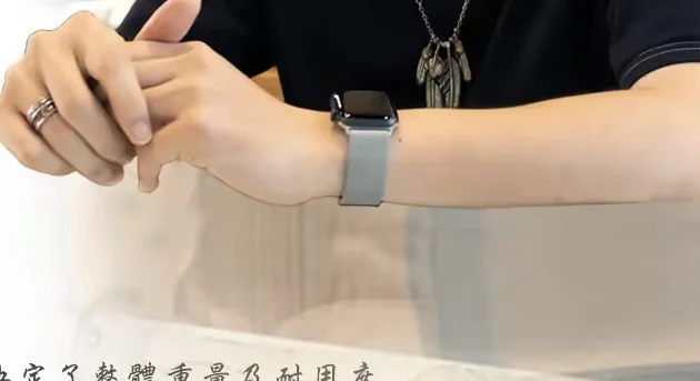 與顧客討論鏡框選擇