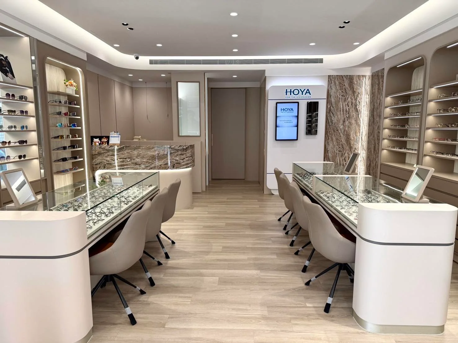 立配眼鏡板橋門市內部,中央為 HOYA 原廠專屬展示區,兩側為鏡框展示櫃與選配中島