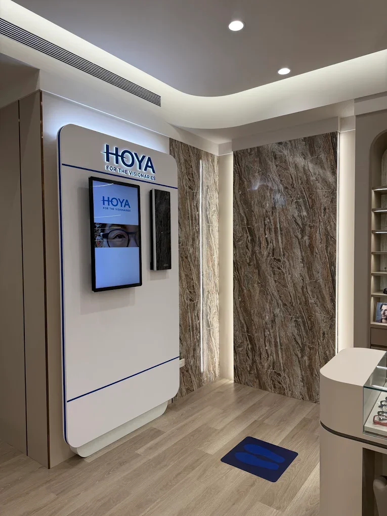 立配眼鏡門市 HOYA 定位量測設備與地面站位墊