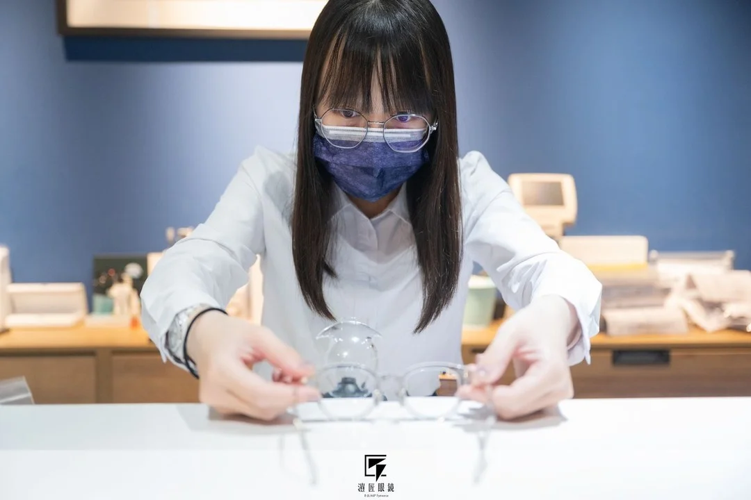 溰匠眼鏡店員為顧客整理鏡框