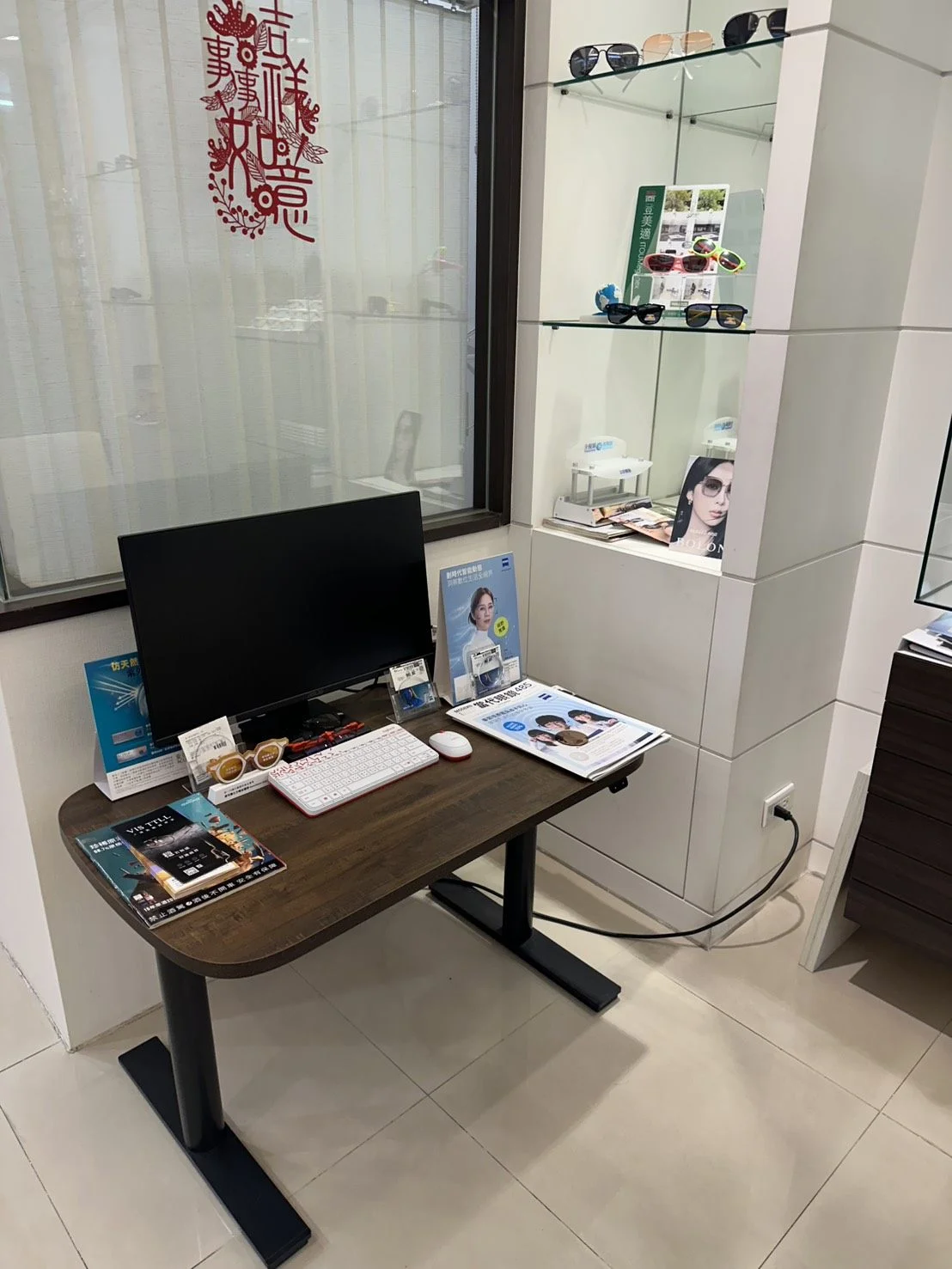校園眼鏡店內諮詢桌與鏡片型錄