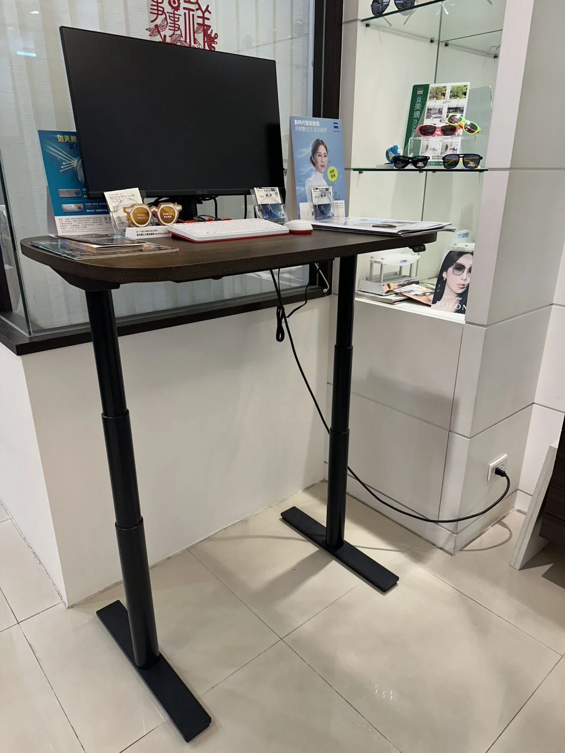 校園眼鏡店內環境,深色木質展示櫃與鏡框陳列