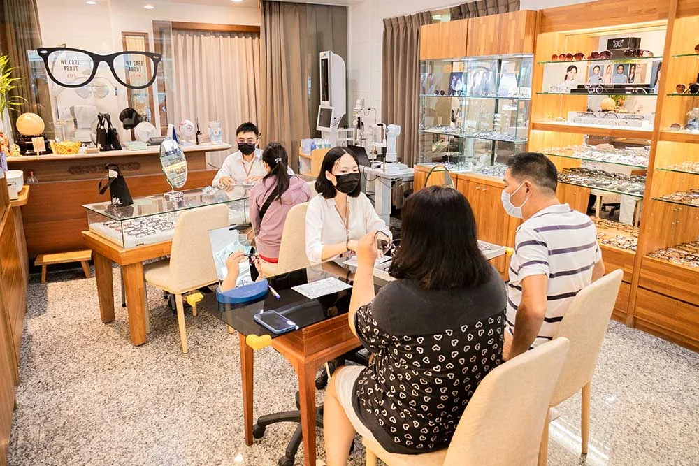 視界光眼鏡宜蘭羅東門市店內空間與整面木質鏡框牆