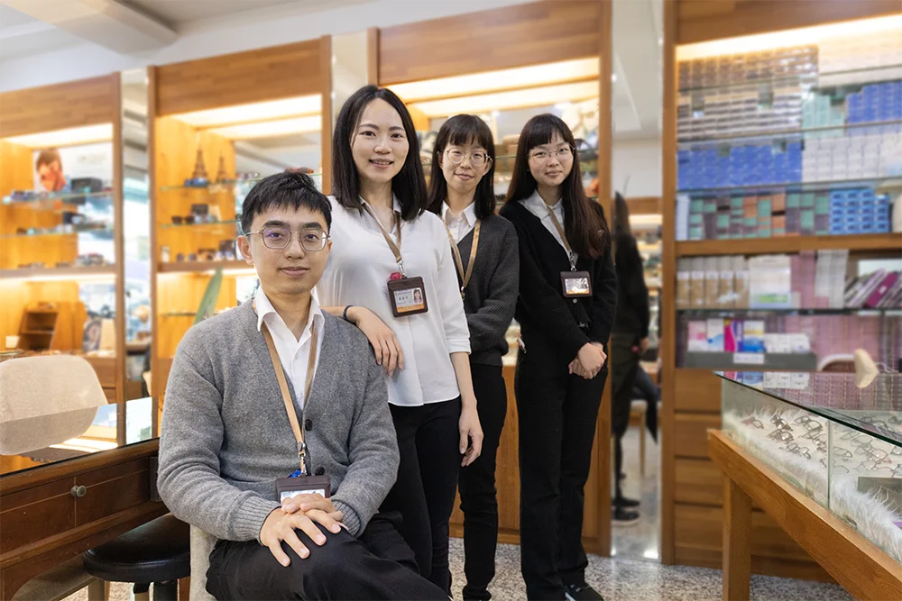 視界光眼鏡宜蘭羅東門市四人團隊合照