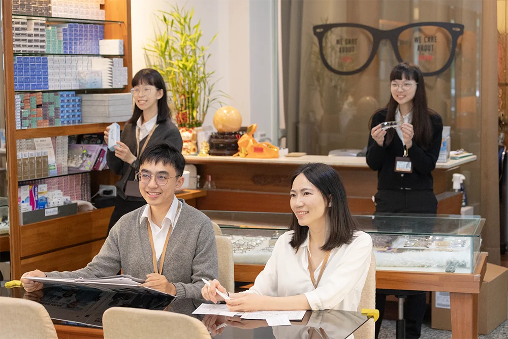視界光眼鏡宜蘭羅東門市團隊與隱形眼鏡展示牆