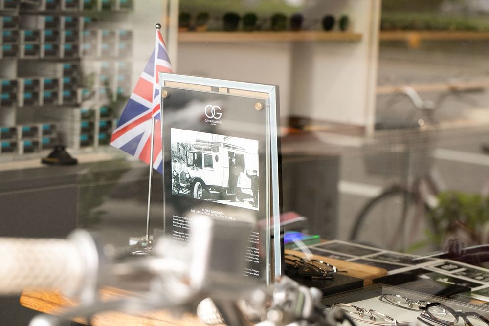 店內 OLIVER GOLDSMITH 品牌陳列座