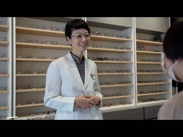 舒視眼鏡店內與顧客交談的畫面