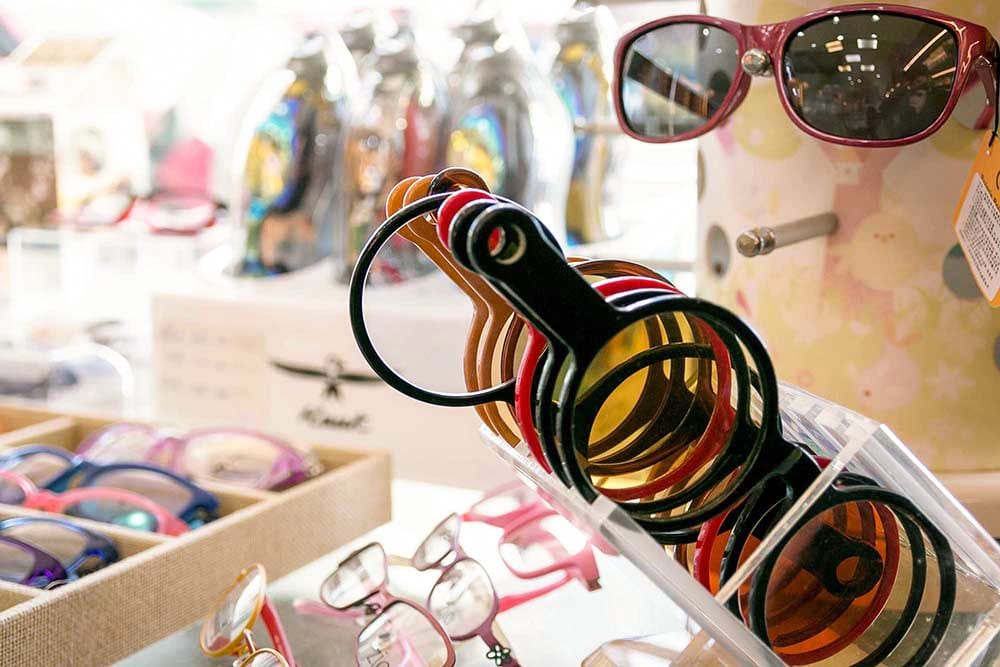 店內兒童鏡框與太陽眼鏡展示架