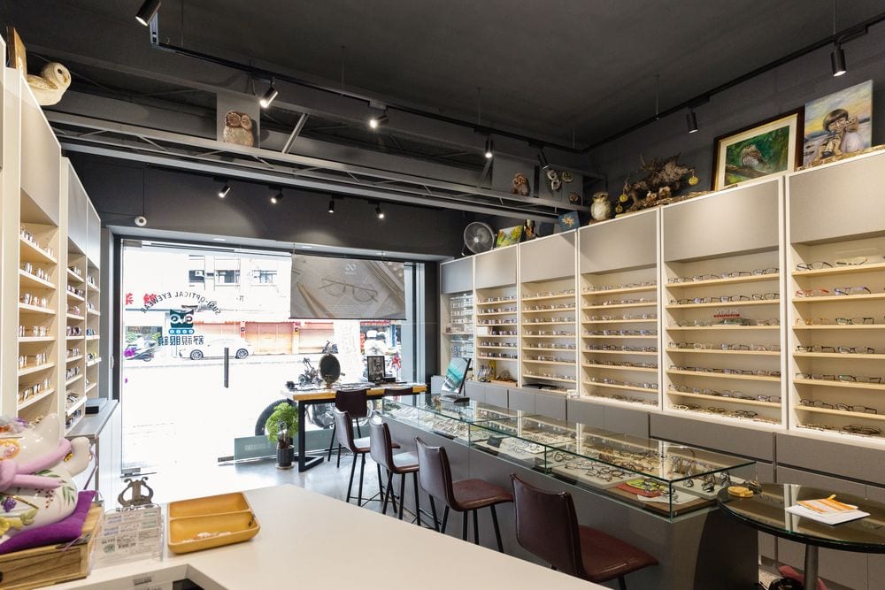 從舒視眼鏡店內望向雅潭路的街景