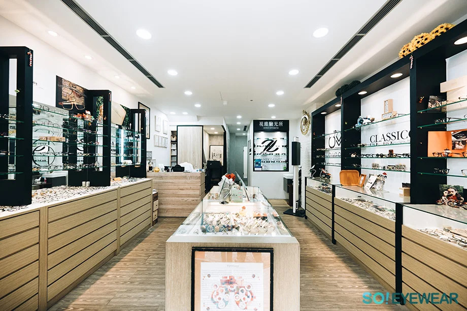 視維眼鏡楊梅門市內部，木質展架與品牌鏡框牆
