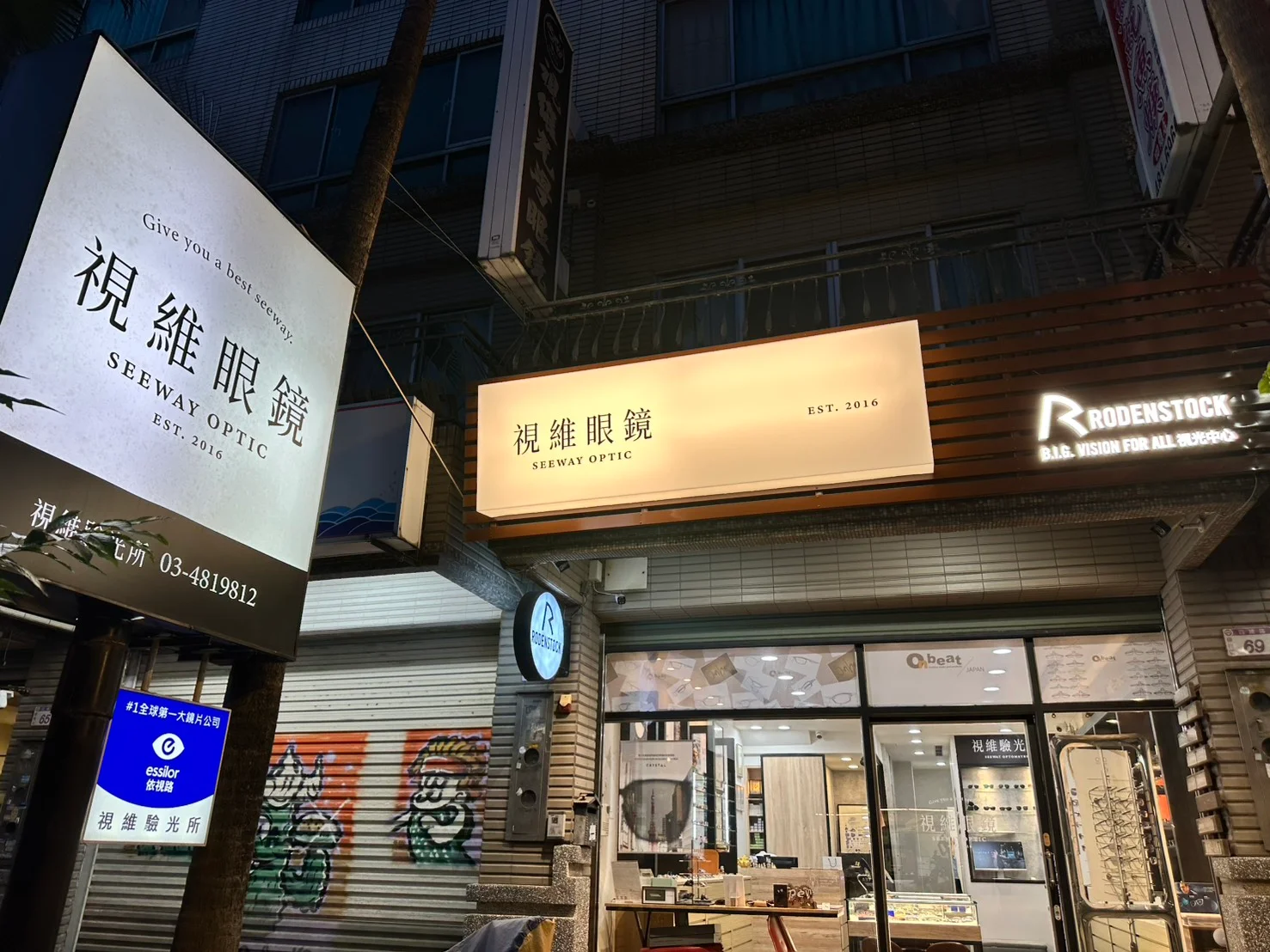 門市團隊與顧客互動