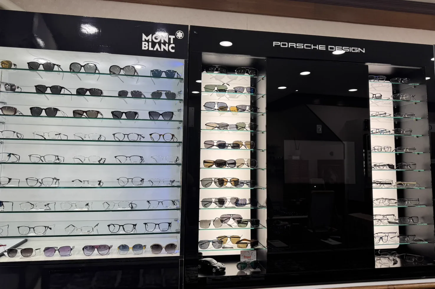 愛視森光學眼鏡店內 MONTBLANC 與 PORSCHE DESIGN 展示櫃