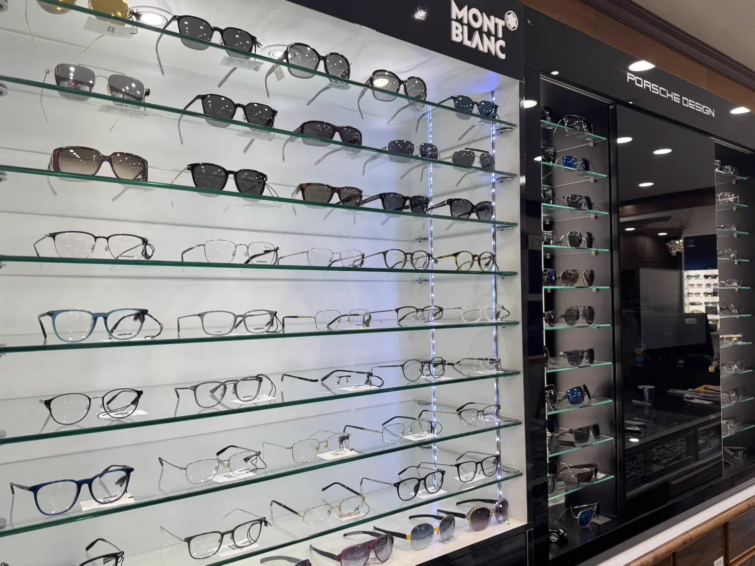 愛視森光學眼鏡店內 MONTBLANC 光學鏡框展示櫃