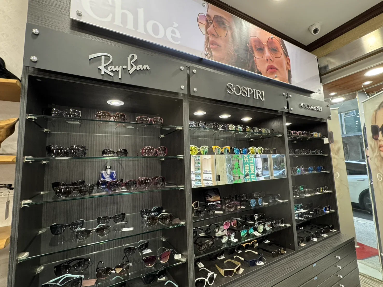愛視森光學眼鏡店內 Ray-Ban、SOSPIRI、COACH 展示櫃